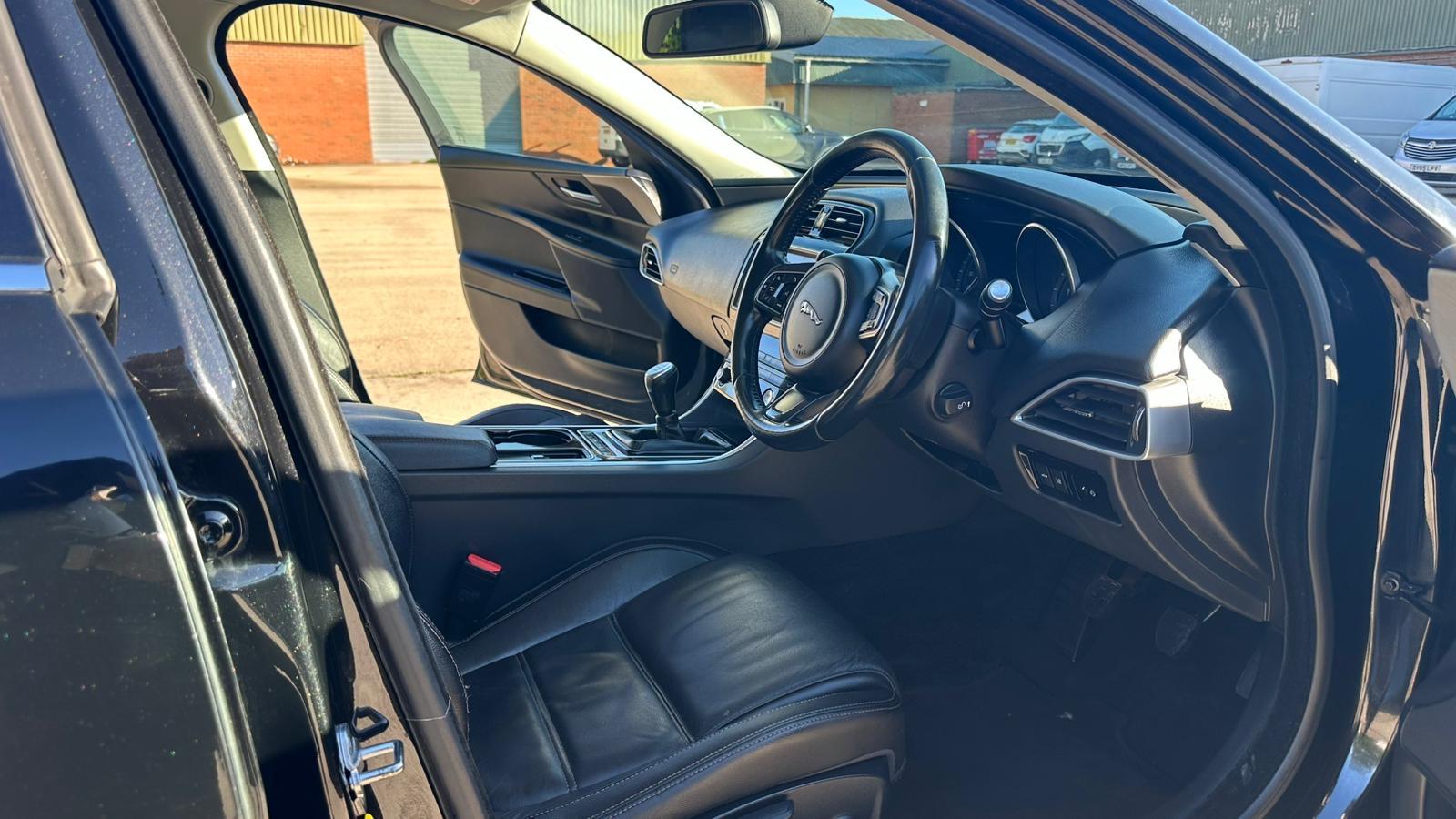 Jaguar XE 2.0d Prestige Saloon 4dr Diesel Manual Euro 6 (s/s) (163 ps)