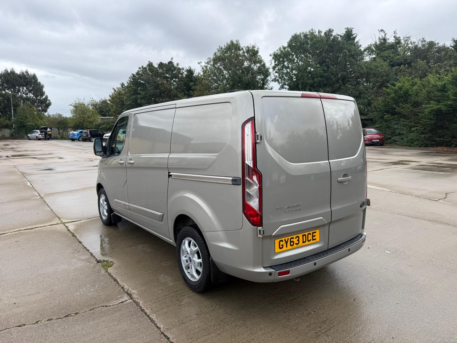 Ford Transit Custom 2.2 TDCi 290 Limited Panel Van 5dr Diesel Crew Cab Manual L1 H1 (186 g/km, 123 bhp)