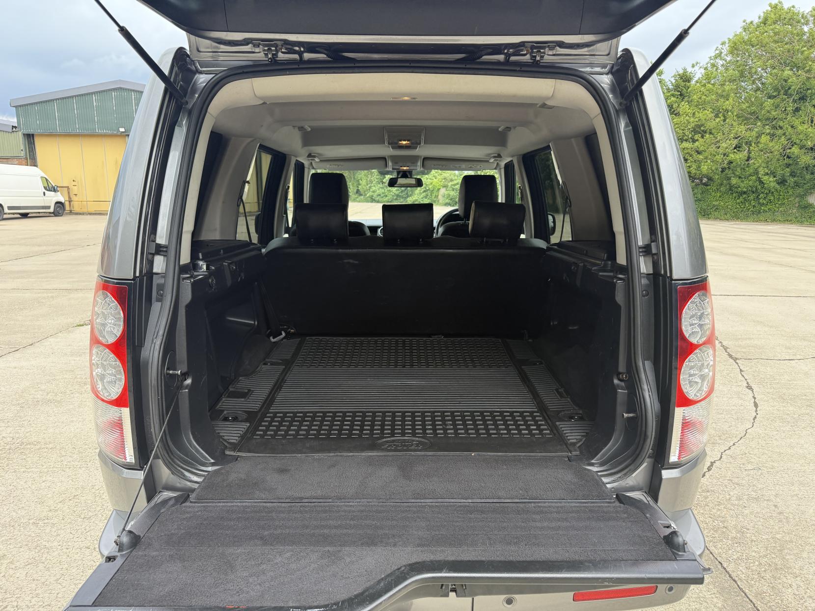Land Rover Discovery 4 2.7 TD V6 SUV 5dr Diesel Auto 4X4 (244 g/km, 190 bhp)