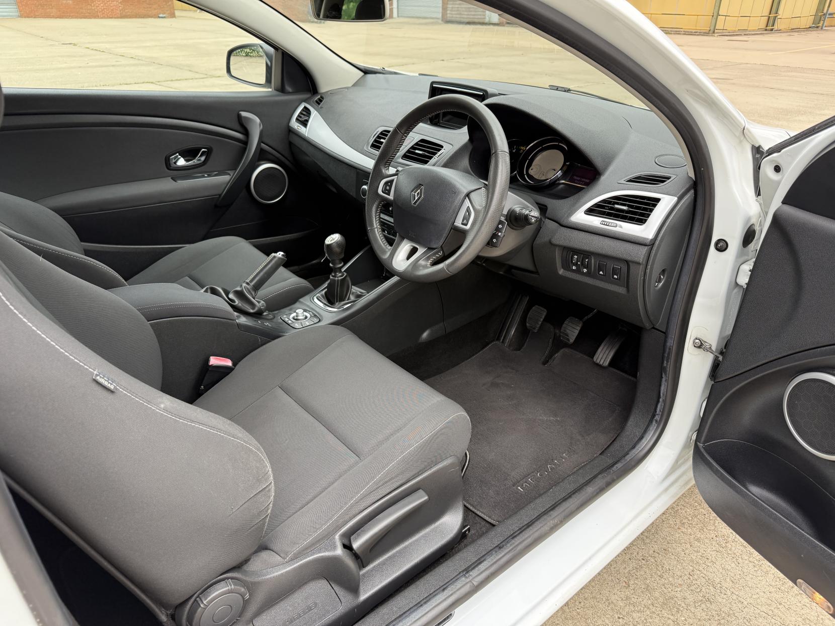 Renault Megane 1.9 dCi Dynamique TomTom Hatchback 5dr Diesel Manual Euro 5 (130 ps)