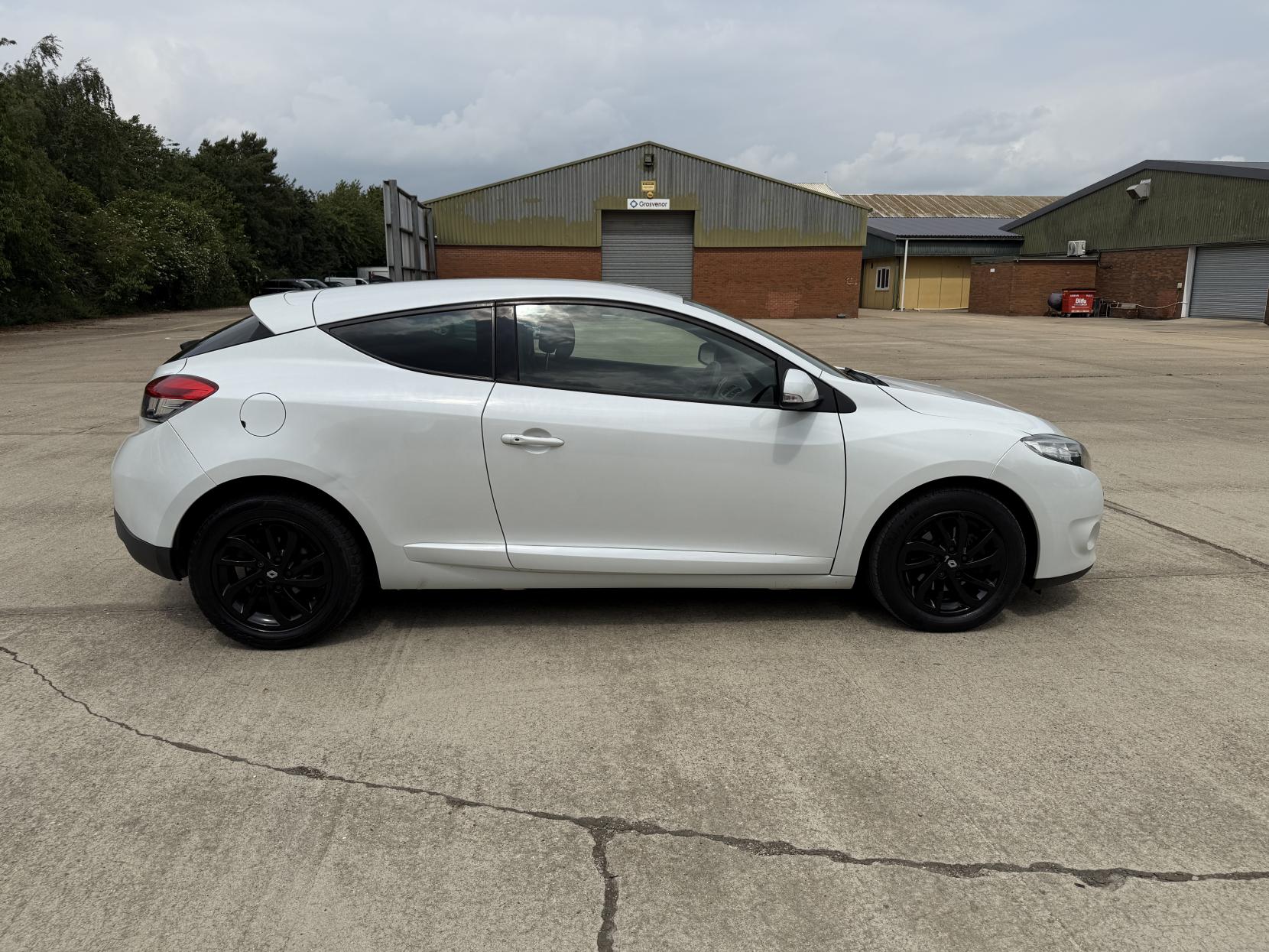 Renault Megane 1.9 dCi Dynamique TomTom Hatchback 5dr Diesel Manual Euro 5 (130 ps)