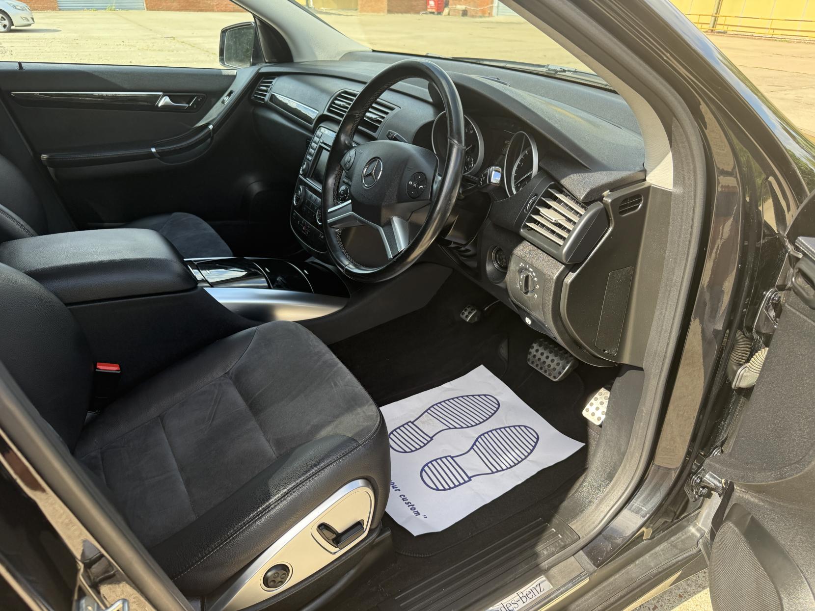 Mercedes-Benz R Class 3.0 R350L CDI MPV 5dr Diesel G-Tronic+ 4WD Euro 5 (7 seats) (265 ps)