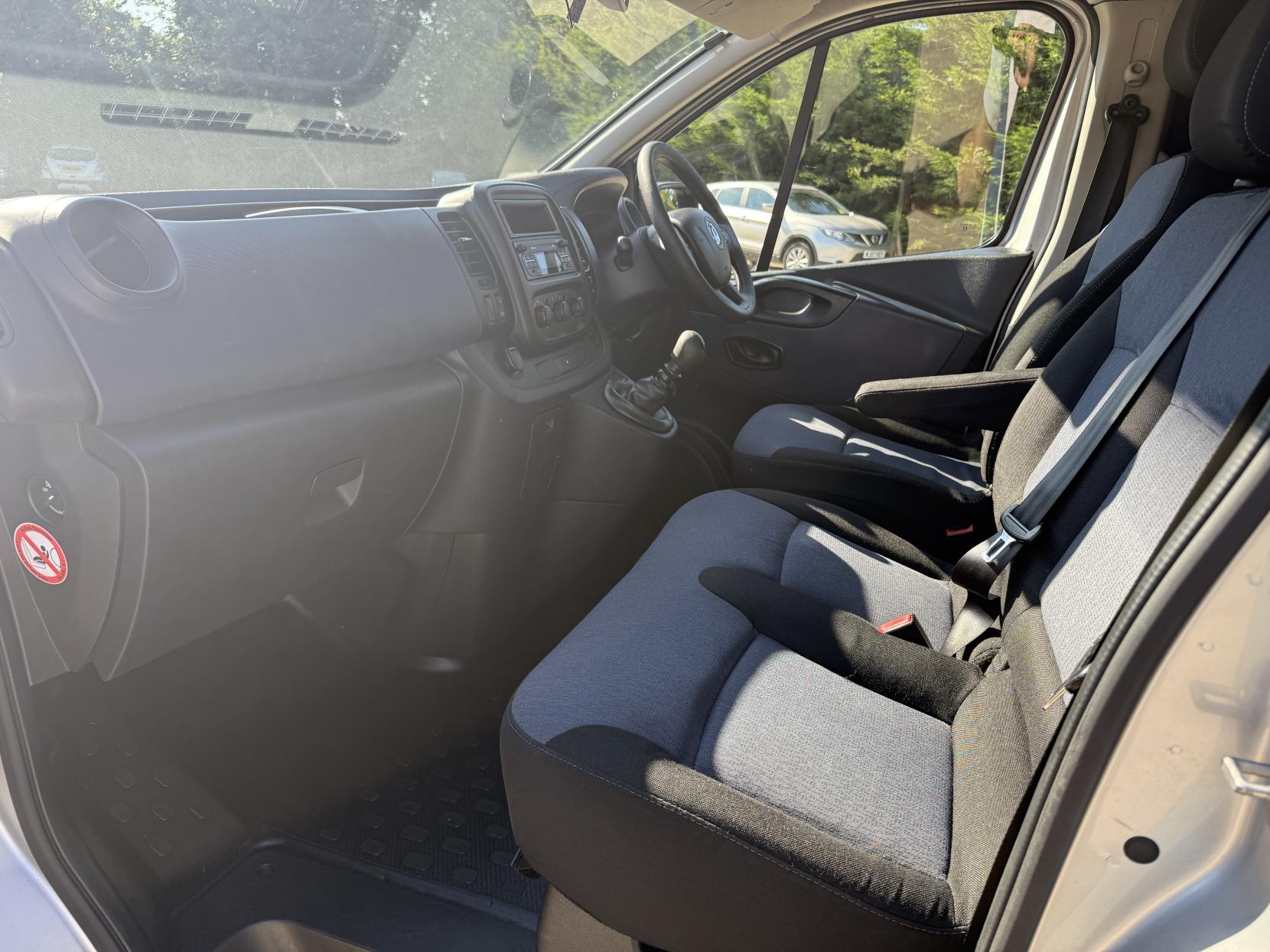 Vauxhall Vivaro 1.6 CDTi 2900 BiTurbo ecoFLEX Combi Van Double Cab 5dr Diesel Manual L2 H1 Euro 5 (s/s) (9 Seat) (120 ps)