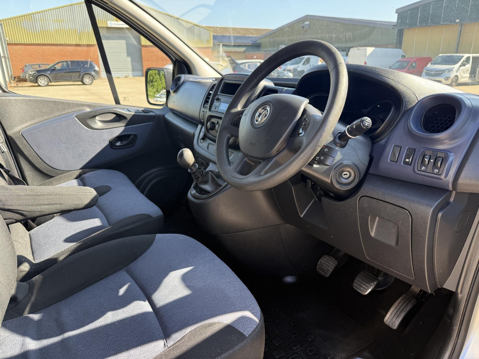 Vauxhall Vivaro 1.6 CDTi 2900 BiTurbo ecoFLEX Combi Van Double Cab 5dr Diesel Manual L2 H1 Euro 5 (s/s) (9 Seat) (120 ps)