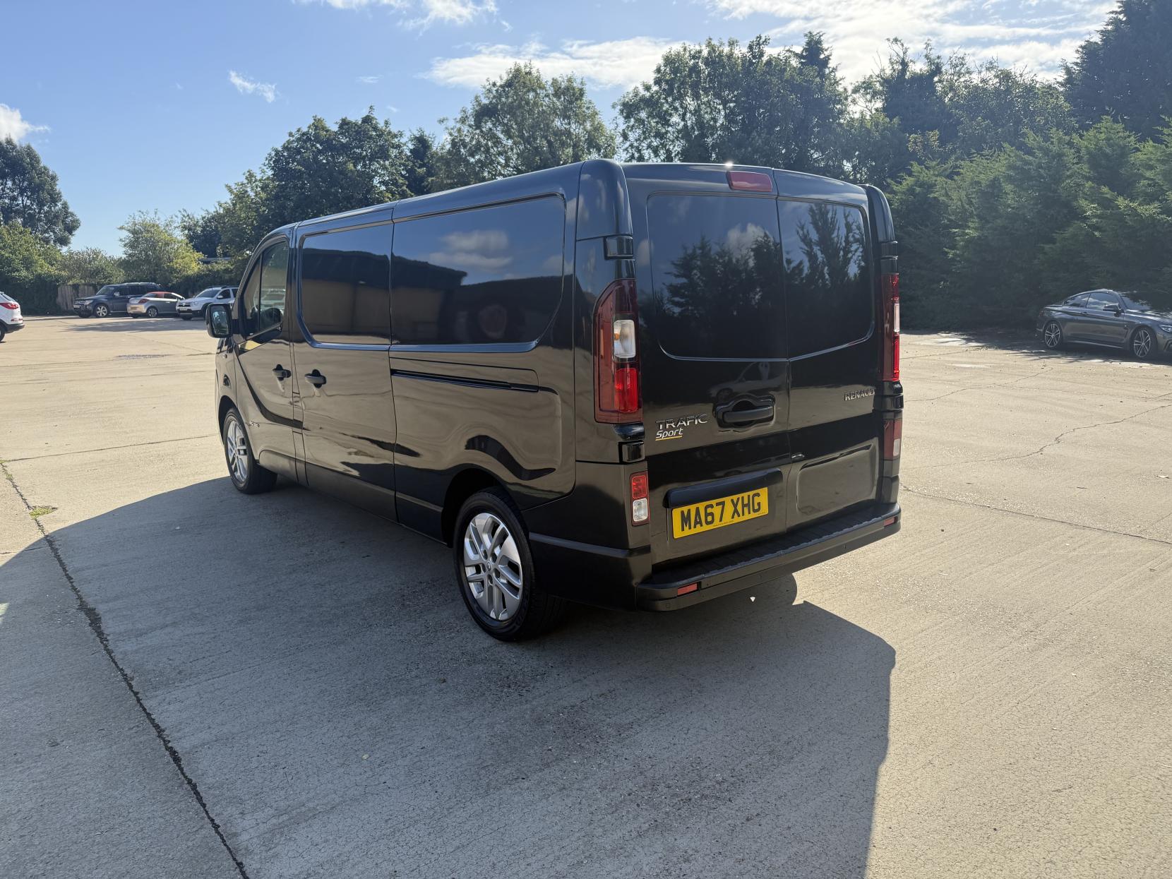 Renault Trafic 1.6 dCi 29 Sport Nav Panel Van 5dr Diesel Manual LWB Standard Roof Euro 6 (120 ps)