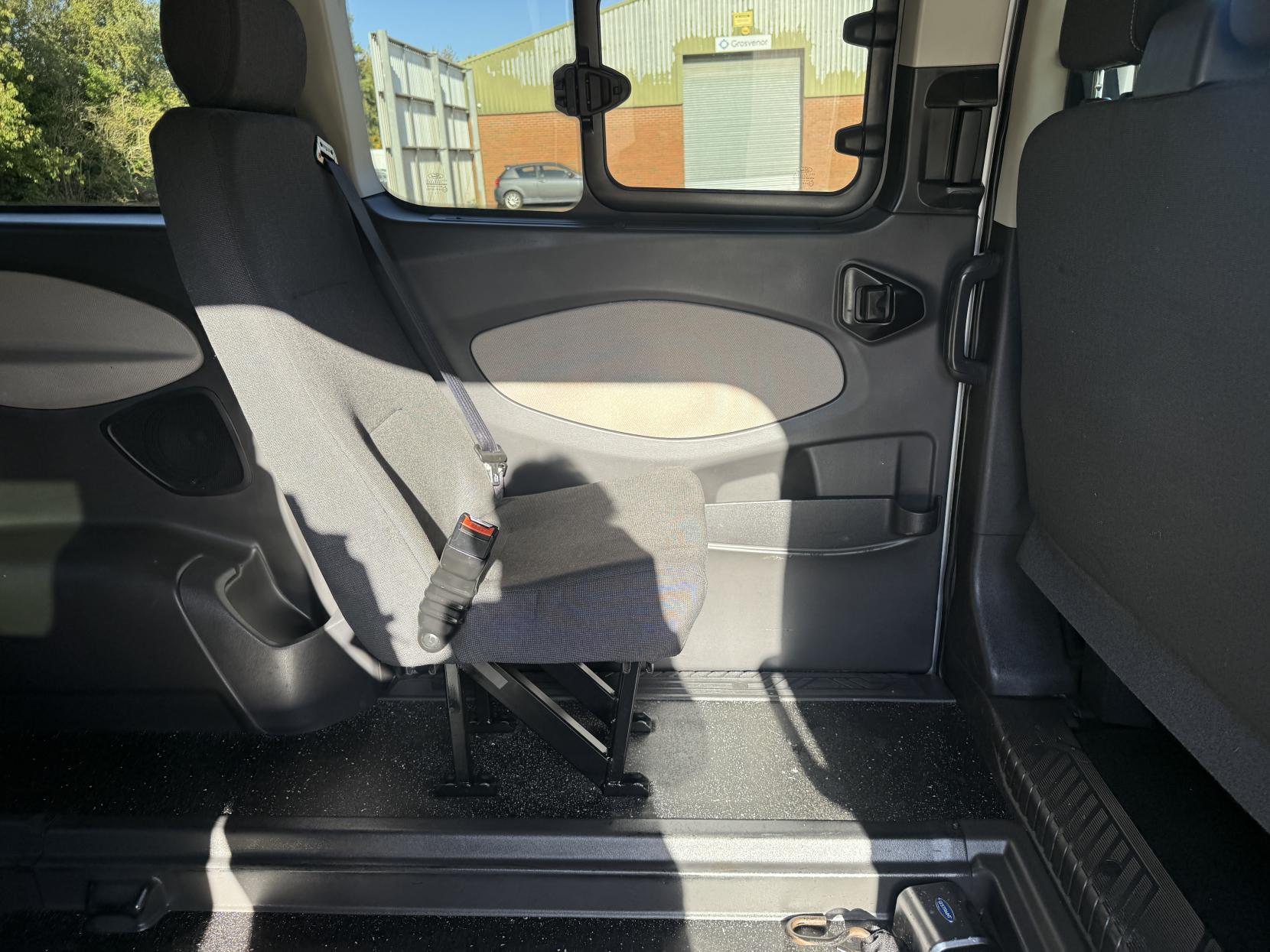 Ford Tourneo Custom 2.0 310 EcoBlue Titanium Minibus Double Cab 5dr Diesel Manual L1 Euro 6 (s/s) (130 ps) Wheelchair ramp accessible 