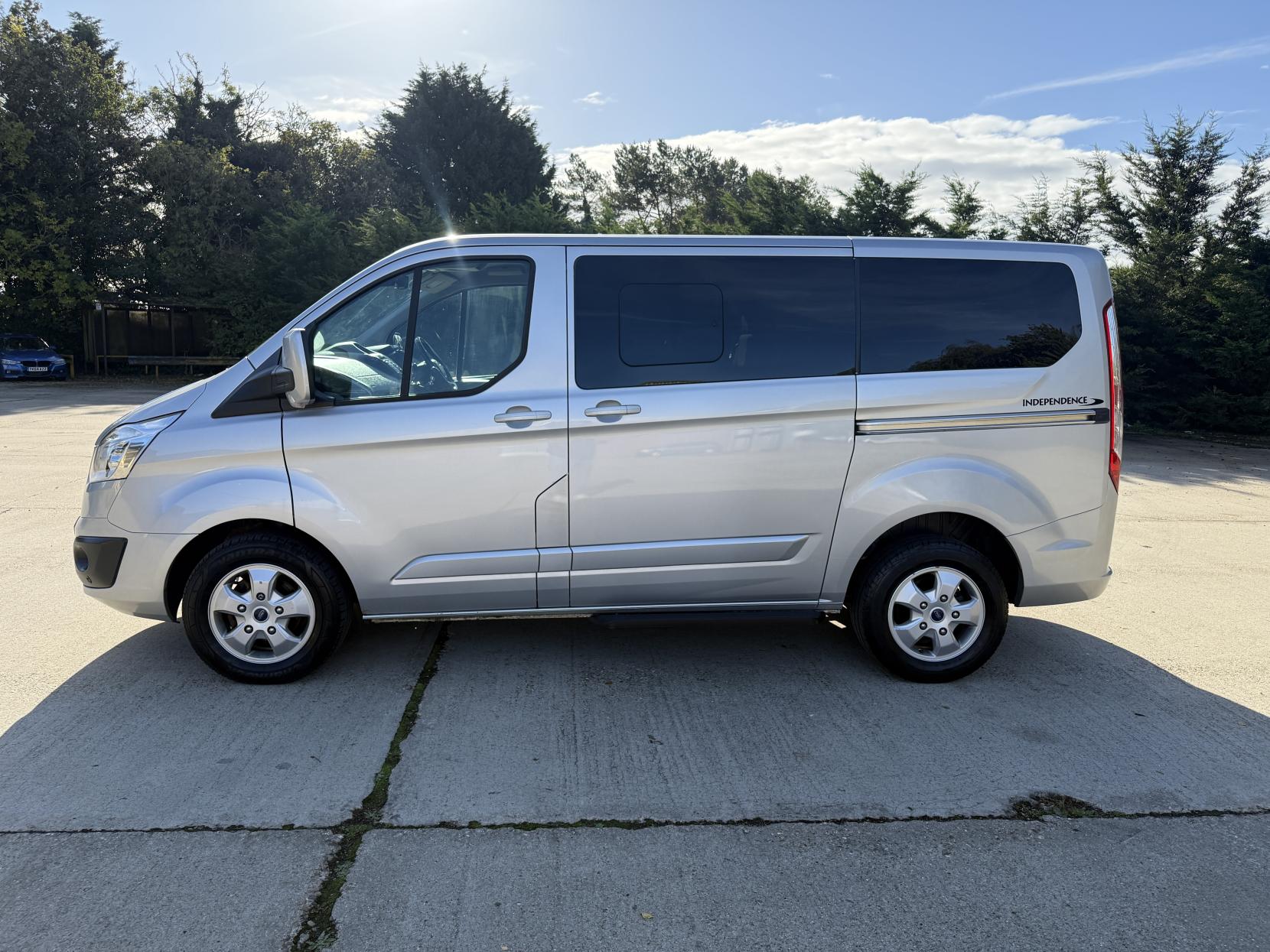 Ford Tourneo Custom 2.0 310 EcoBlue Titanium Minibus Double Cab 5dr Diesel Manual L1 Euro 6 (s/s) (130 ps) Wheelchair ramp accessible 