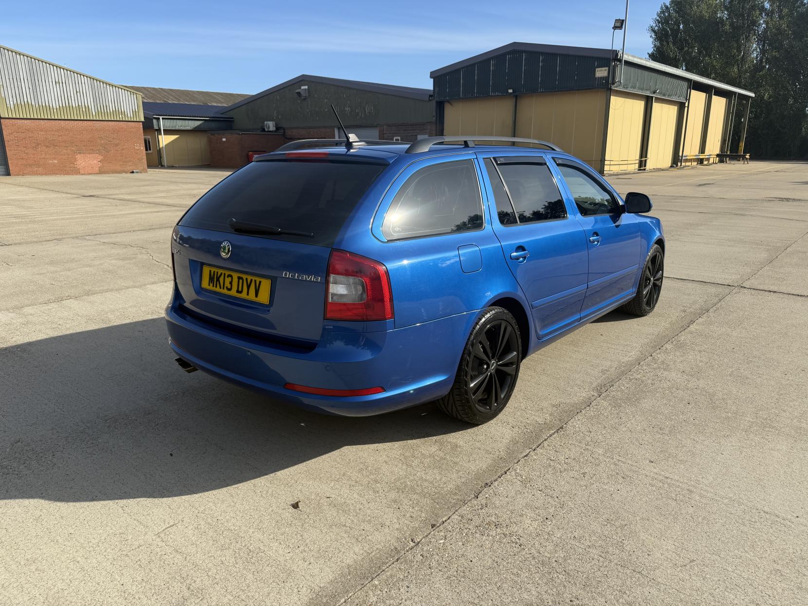 Skoda Octavia 2.0 TDI vRS Blackline Estate 5dr Diesel DSG Euro 5 (170 ps)