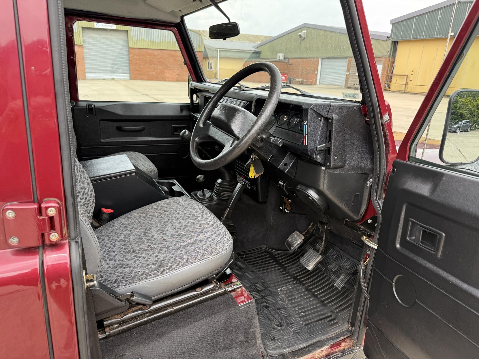 Land Rover Defender 110 2.5 TD5 County SUV 5dr Diesel Manual (299 g/km, 120 bhp)