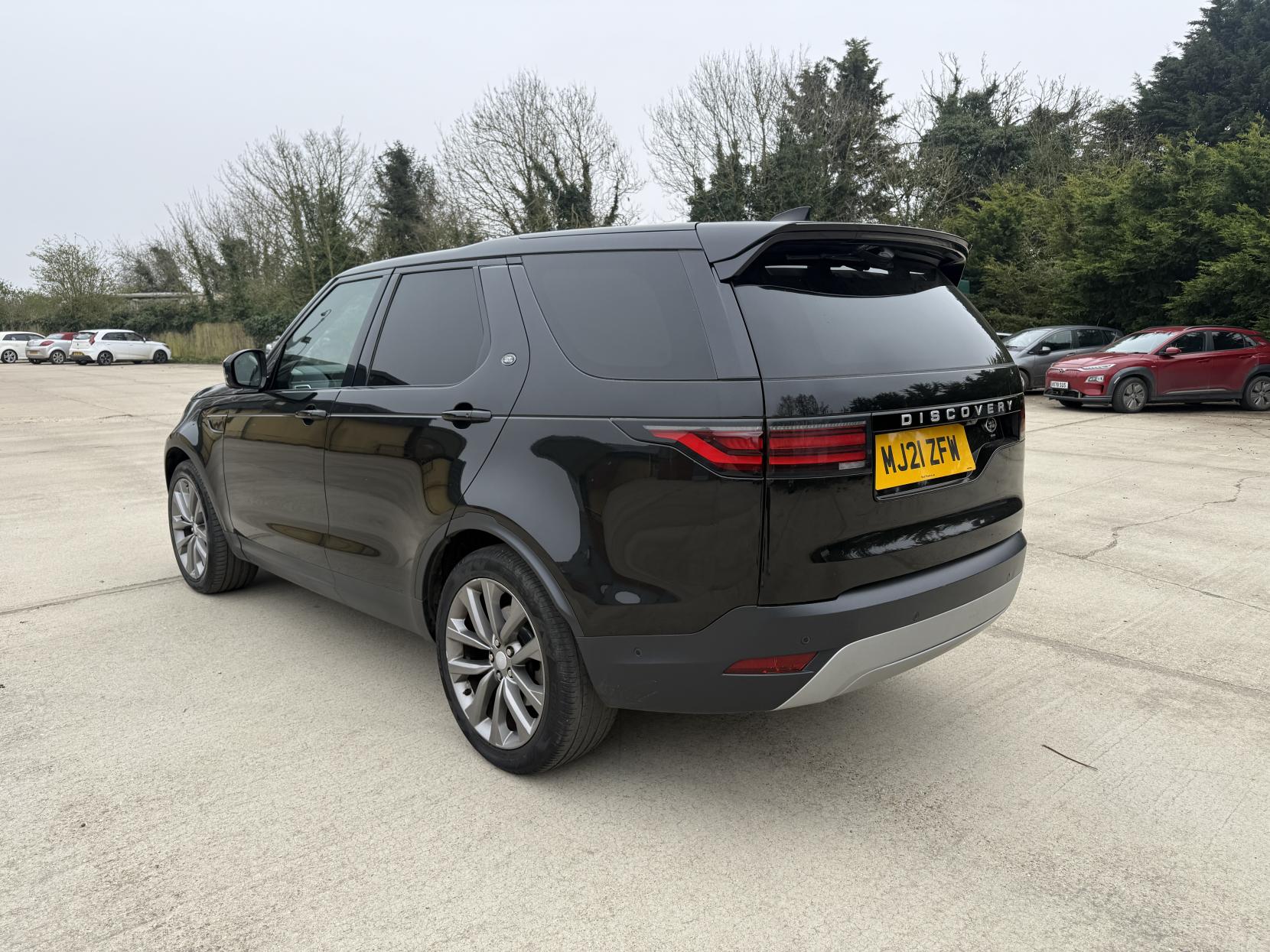 Land Rover Discovery 3.0 D300 MHEV SE SUV 5dr Diesel Auto 4WD Euro 6 (s/s) (300 ps)