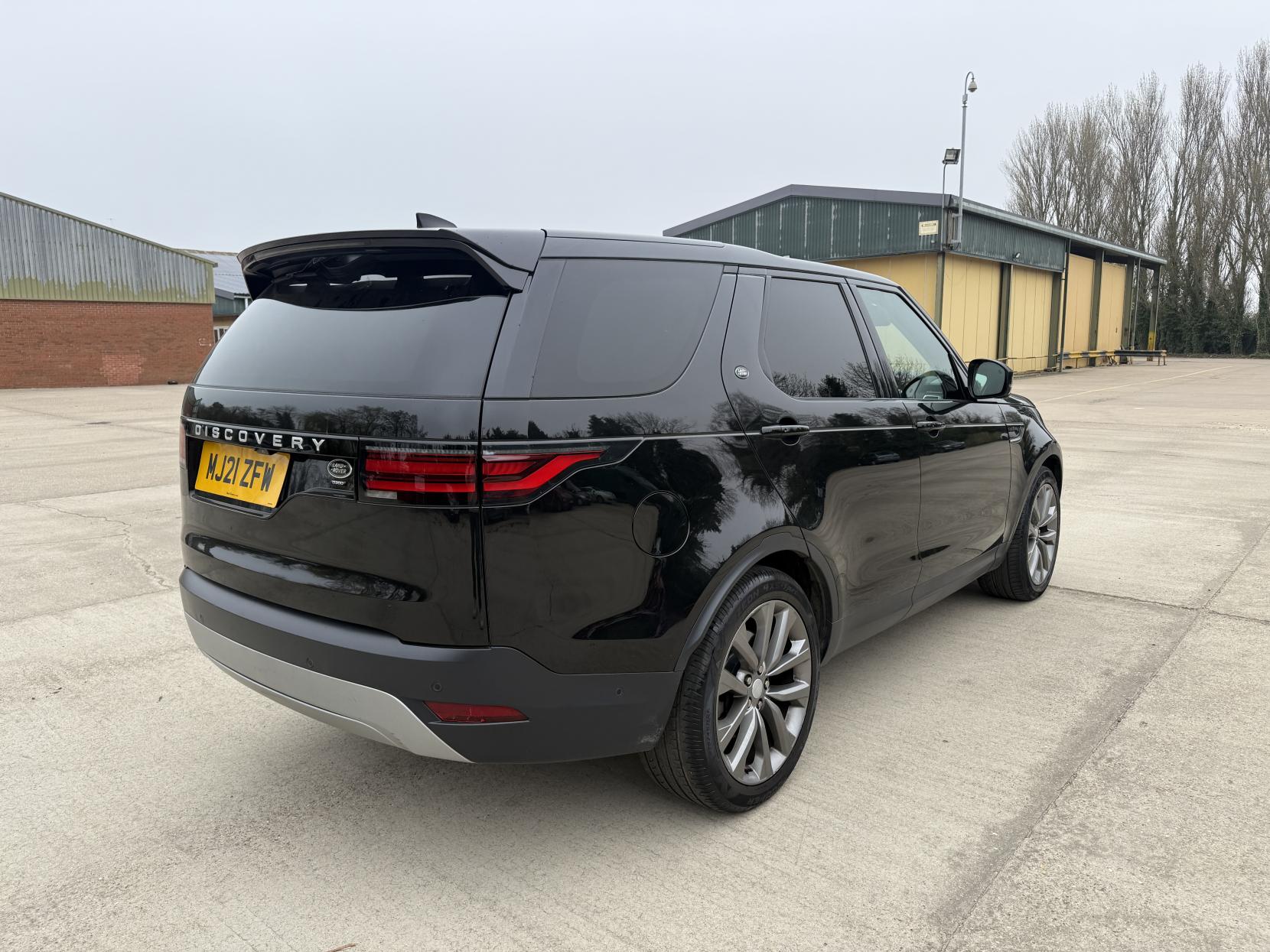 Land Rover Discovery 3.0 D300 MHEV SE SUV 5dr Diesel Auto 4WD Euro 6 (s/s) (300 ps)