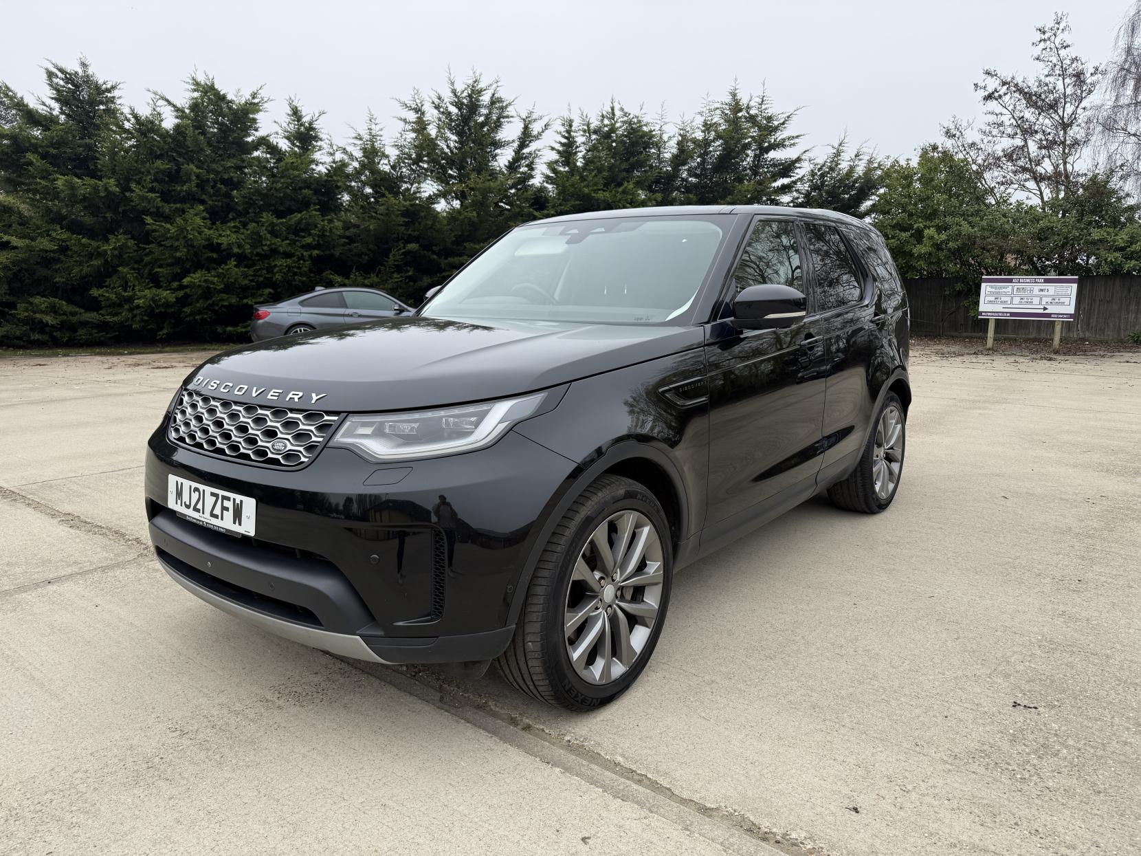 Land Rover Discovery 3.0 D300 MHEV SE SUV 5dr Diesel Auto 4WD Euro 6 (s/s) (300 ps)