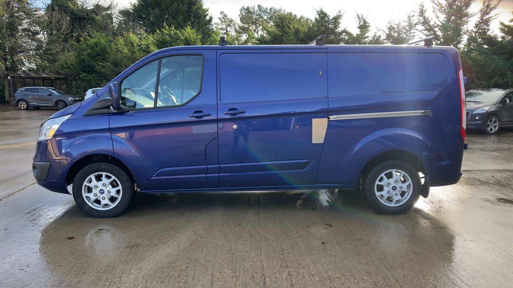 Ford Transit Custom 2.2 TDCi 290 Limited Panel Van 5dr Diesel Manual L2 H1 (186 g/km, 123 bhp)