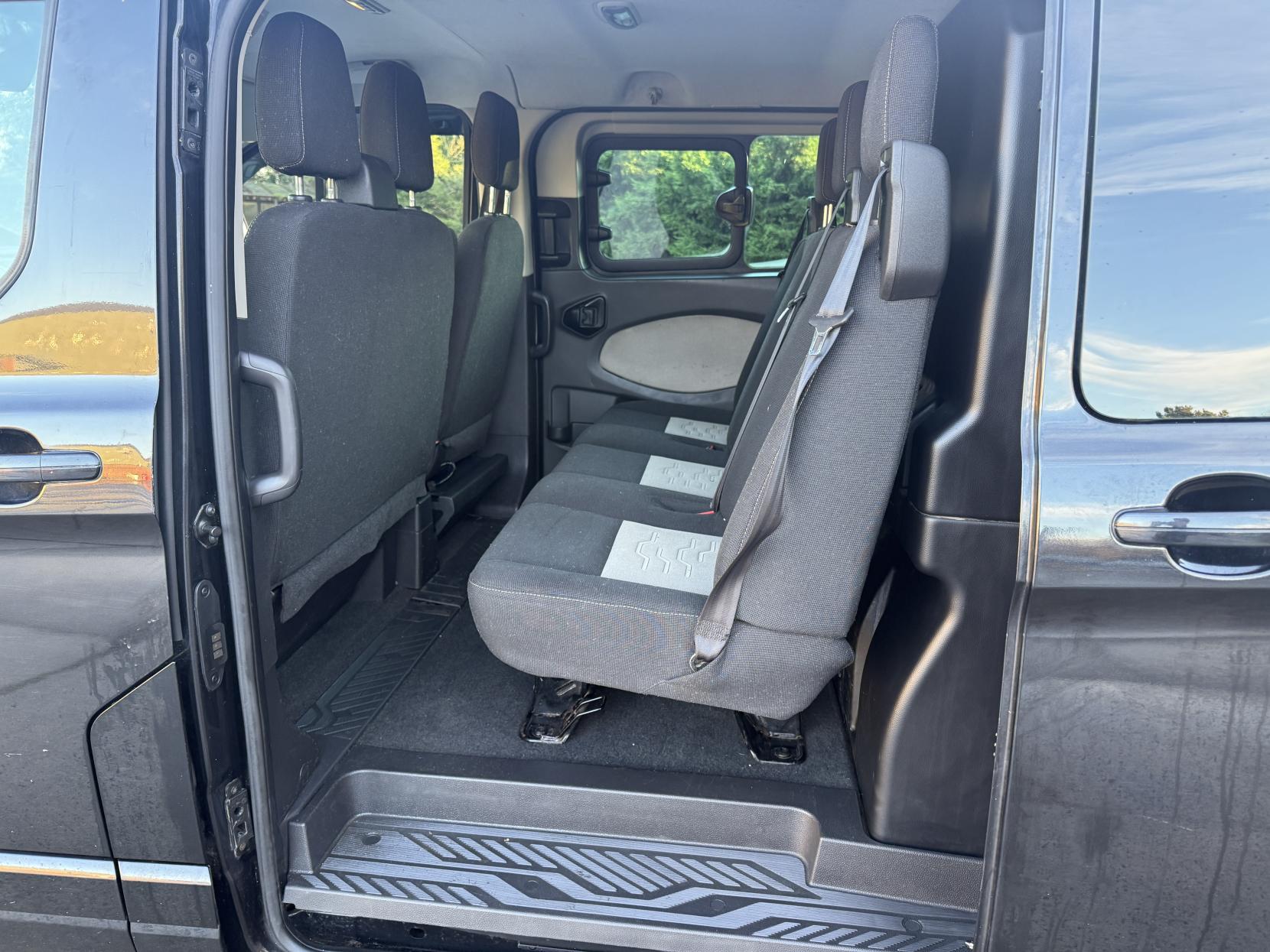 Ford Transit Custom 2.2 TDCi 290 Limited Crew Cab Combi Van 6dr Diesel Manual L2 H1 (191 g/km, 155 bhp)