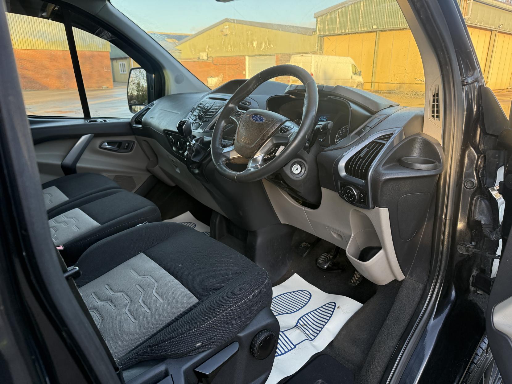 Ford Transit Custom 2.2 TDCi 290 Limited Crew Cab Combi Van 6dr Diesel Manual L2 H1 (191 g/km, 155 bhp)