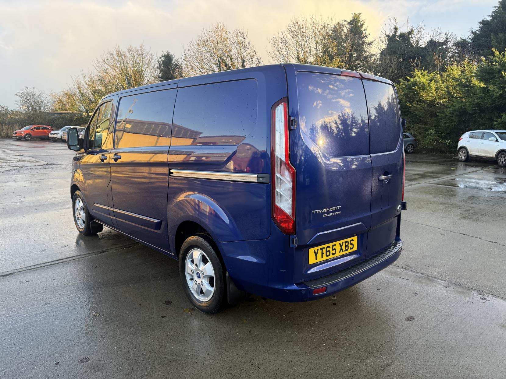 Ford Transit Custom 2.2 TDCi 270 Limited Panel Van 5dr Diesel Manual L1 H1 (186 g/km, 123 bhp)