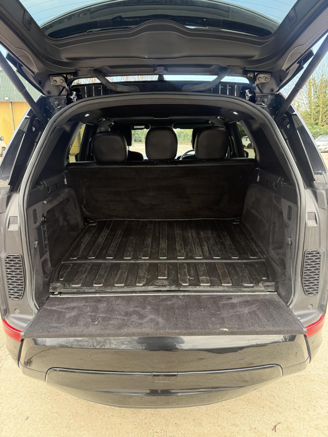 Land Rover Discovery 3.0 SD V6 HSE SUV 5dr Diesel Auto 4WD Euro 6 (s/s) (306 ps)