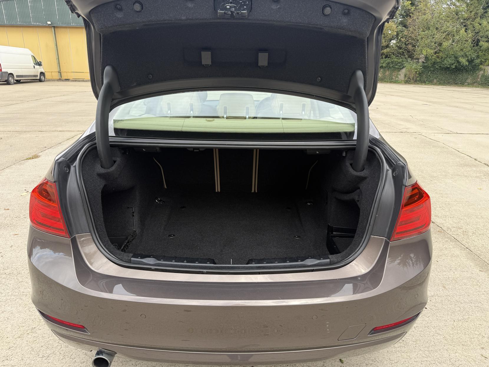 BMW 3 Series 2.0 320d SE Saloon 4dr Diesel Auto Euro 5 (s/s) (184 ps)