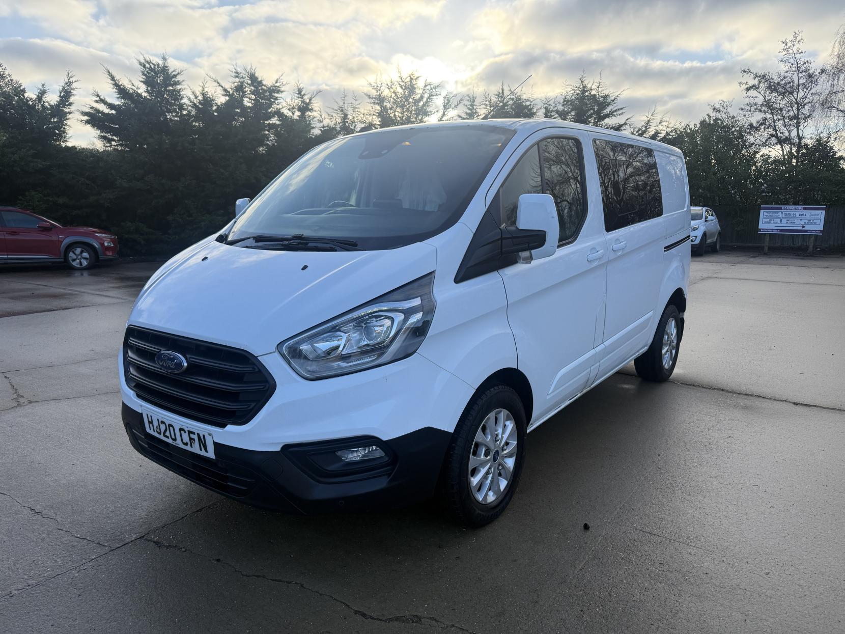 Ford Transit Custom 2.0 300 EcoBlue Limited Crew Van Double Cab 5dr Diesel Manual L1 H1 Euro 6 (s/s) (6 Seat) (130 ps)