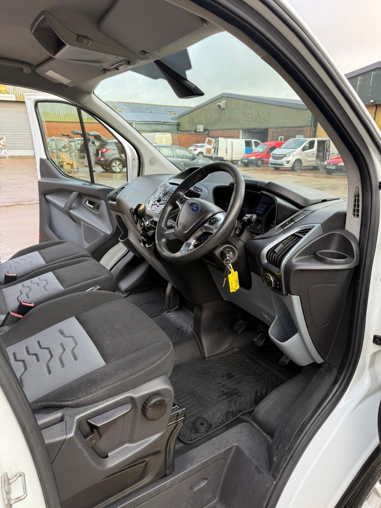 Ford Transit Custom 2.2 TDCi 270 Limited Panel Van 5dr Diesel Manual L1 H1 (186 g/km, 123 bhp)