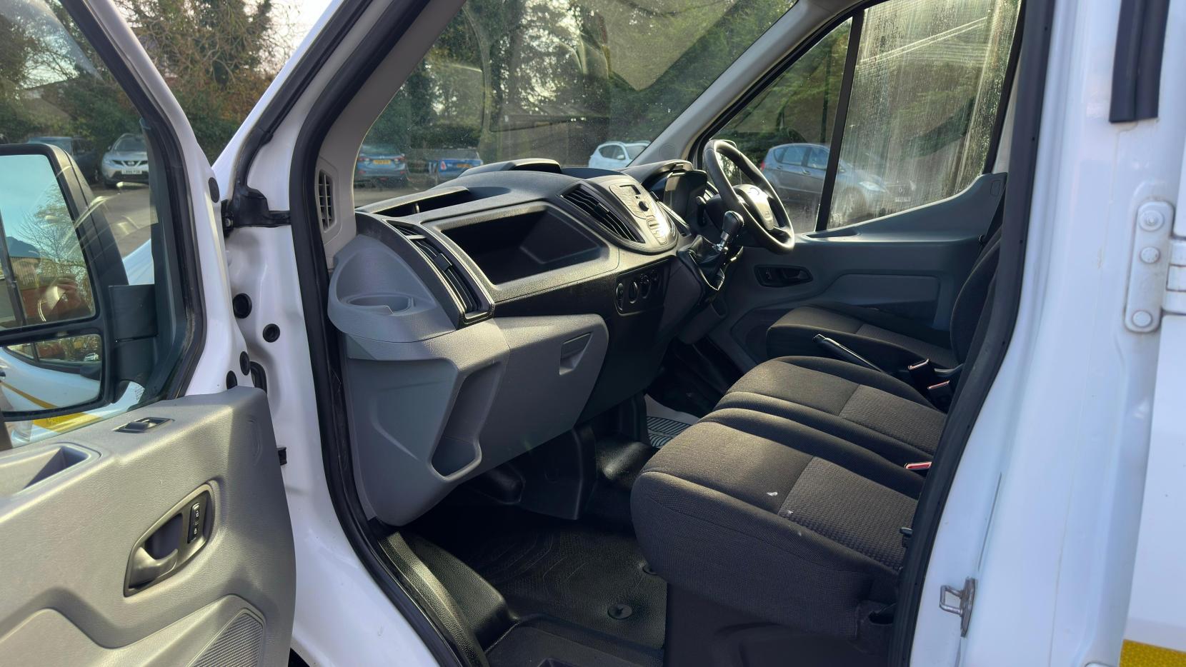 Ford Transit 2.2 TDCi 350 Chassis Double Cab Tipper 4dr Diesel Manual RWD L3 H1 Euro 6 (125 ps) Ulez Compliant