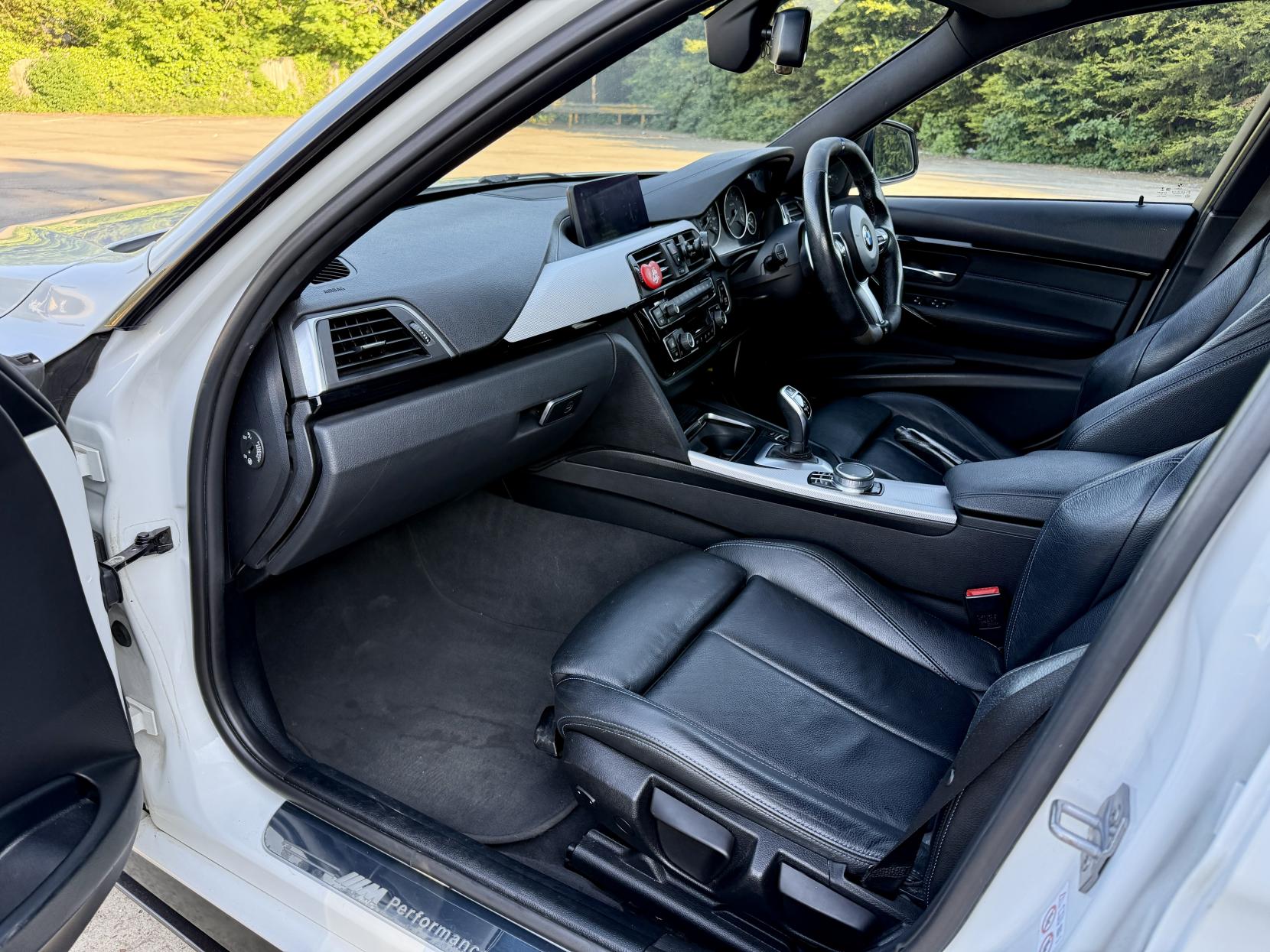 BMW 3 Series 2.0 320d M Sport Shadow Edition Saloon 4dr Diesel Auto Euro 6 (s/s) (190 ps)