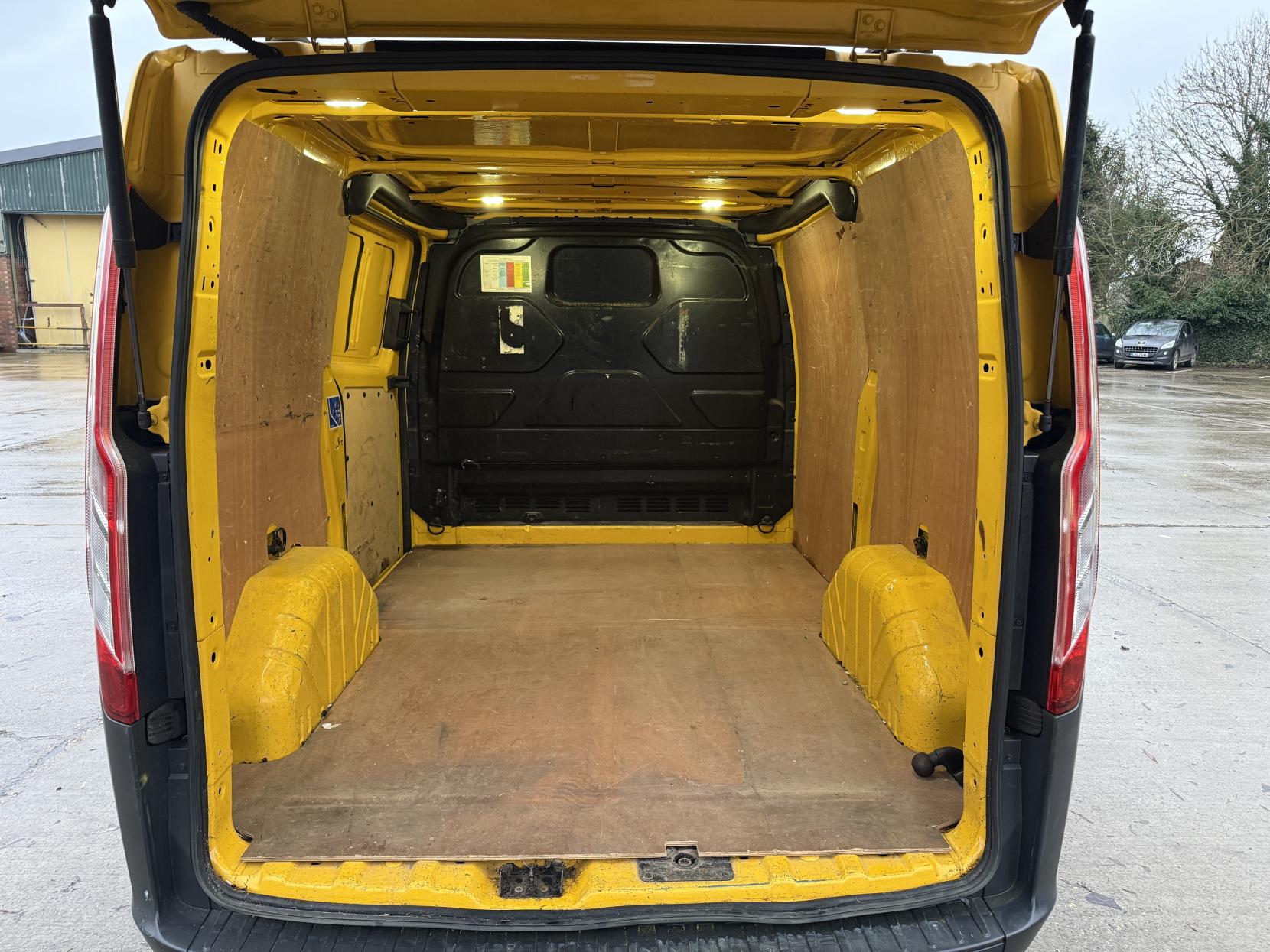 Ford Transit Custom 2.2 TDCi 310 Panel Van 5dr Diesel Manual L2 H1 (186 g/km, 123 bhp)