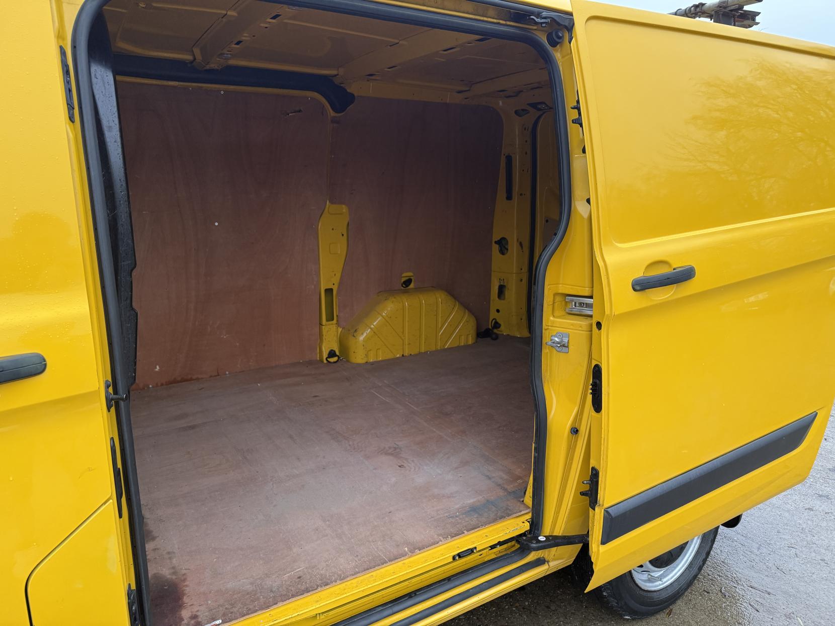 Ford Transit Custom 2.2 TDCi 310 Panel Van 5dr Diesel Manual L2 H1 (186 g/km, 123 bhp)