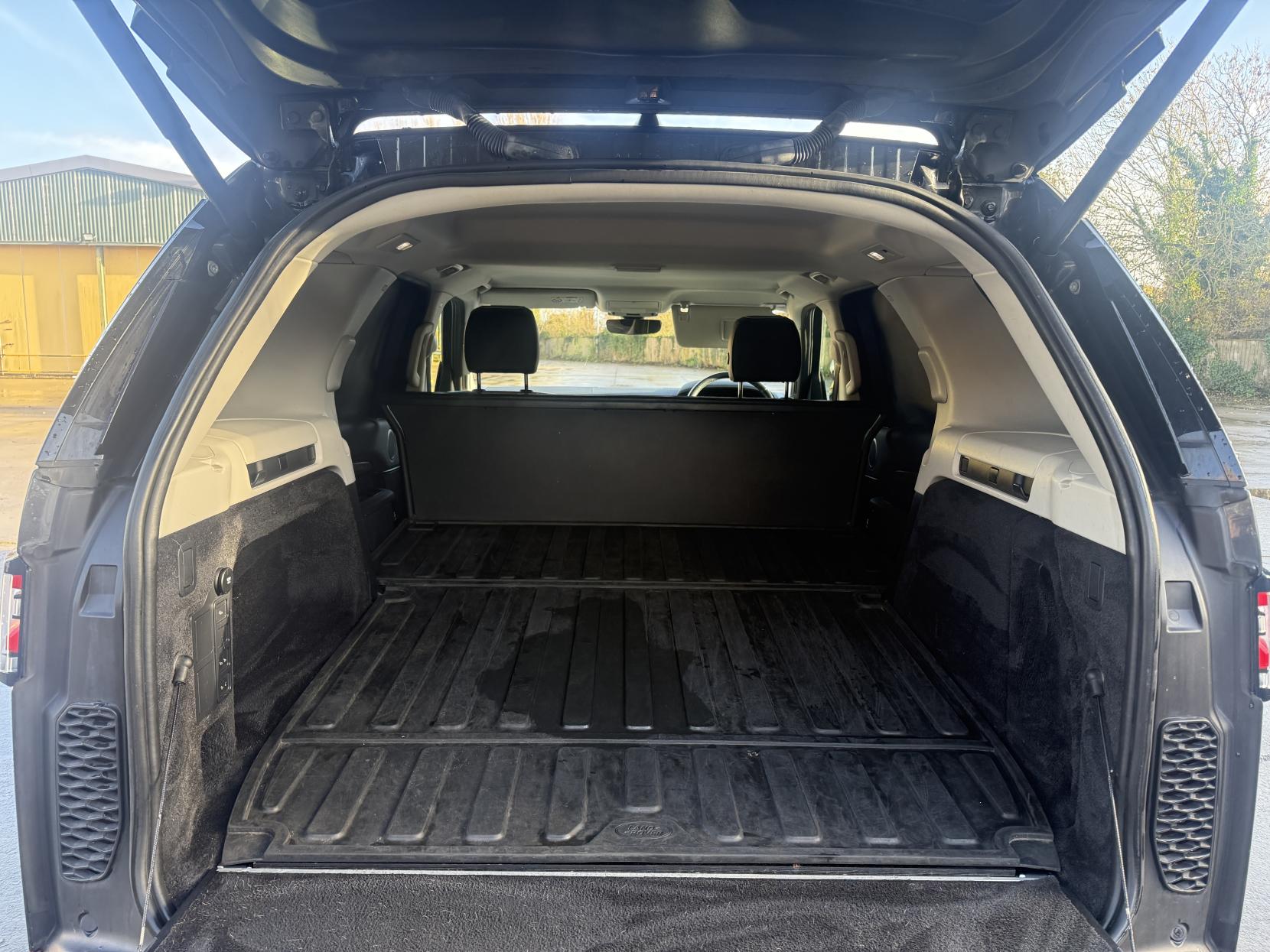 Land Rover Discovery 3.0 SD V6 HSE SUV 5dr Diesel Auto 4WD Euro 6 (s/s) (306 ps)