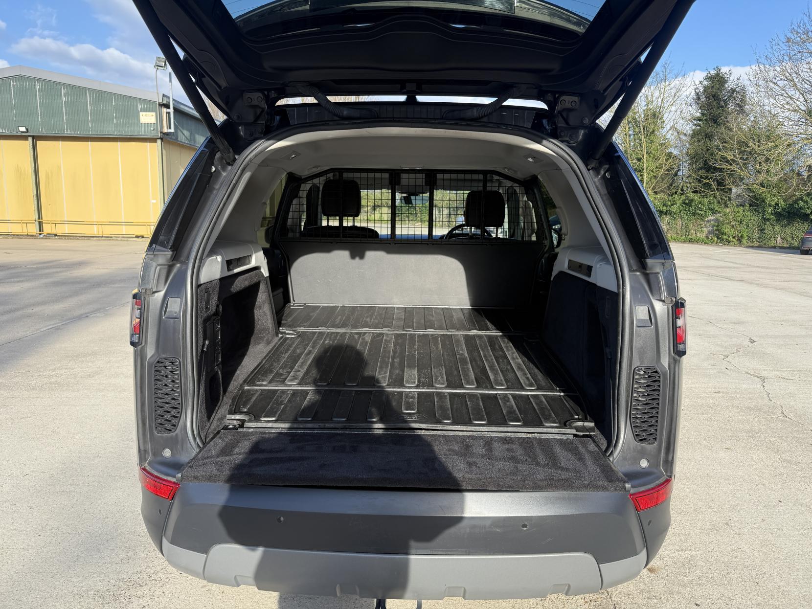 Land Rover Discovery 3.0 SD V6 HSE SUV 5dr Diesel Auto 4WD Euro 6 (s/s) (306 ps)