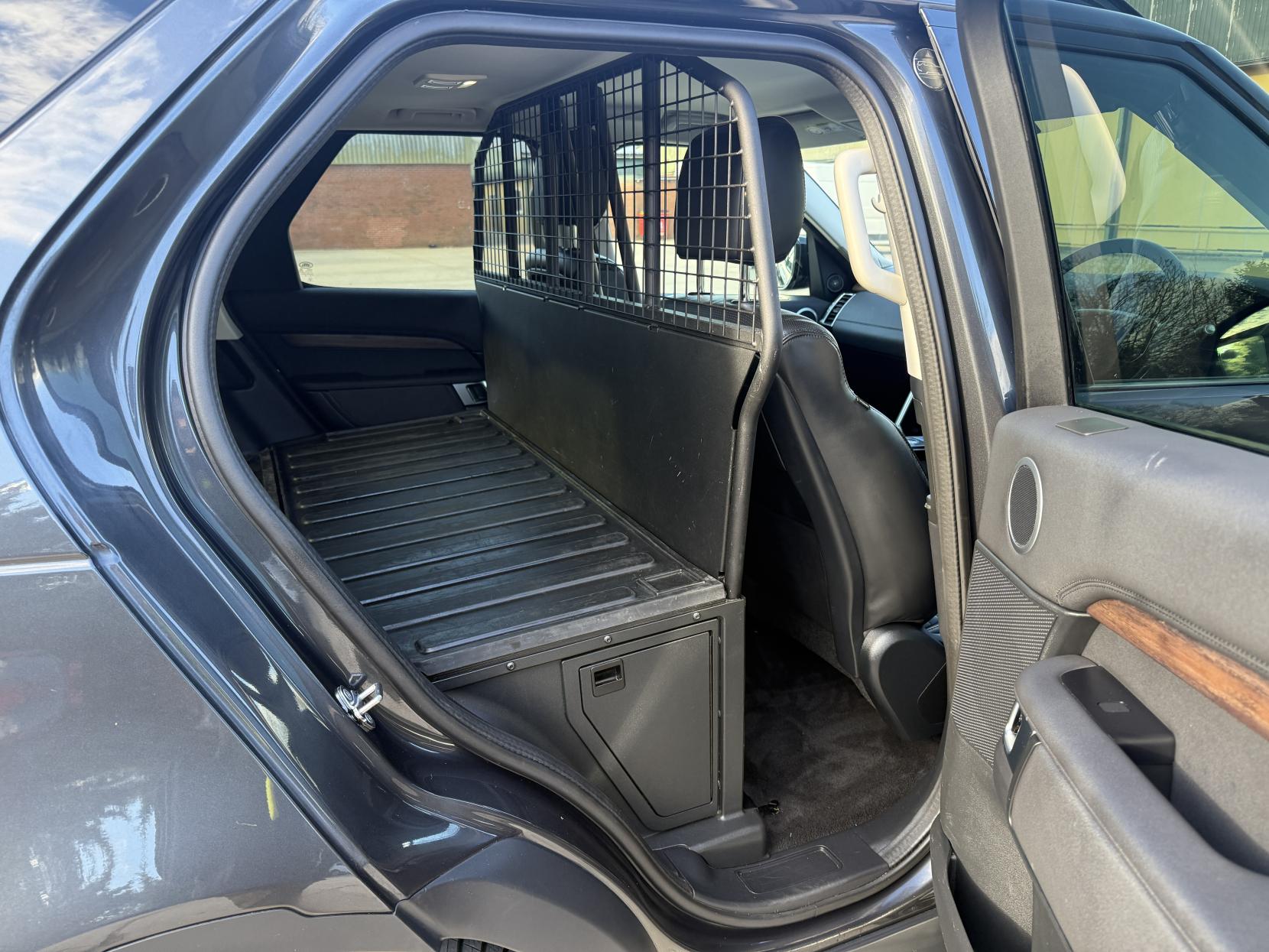 Land Rover Discovery 3.0 SD V6 HSE SUV 5dr Diesel Auto 4WD Euro 6 (s/s) (306 ps)