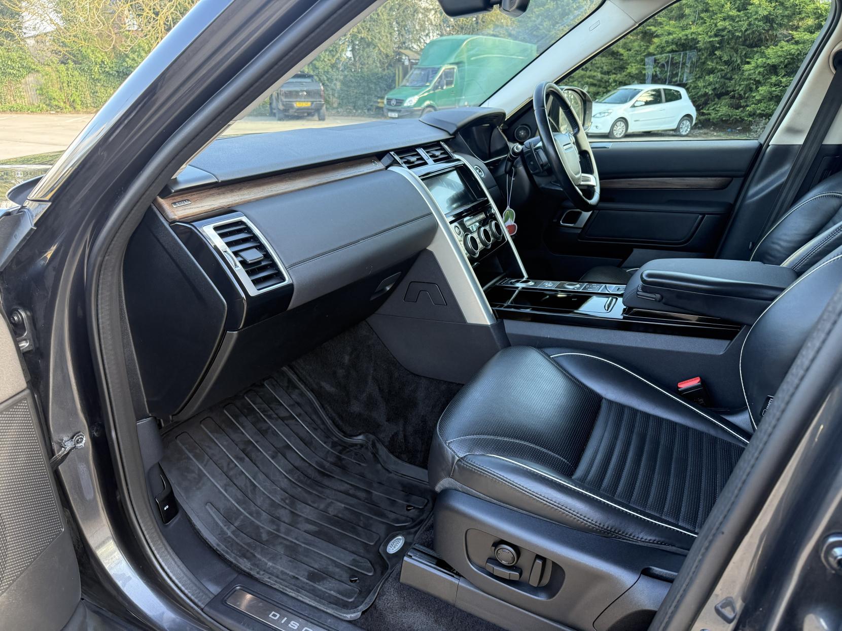 Land Rover Discovery 3.0 SD V6 HSE SUV 5dr Diesel Auto 4WD Euro 6 (s/s) (306 ps)