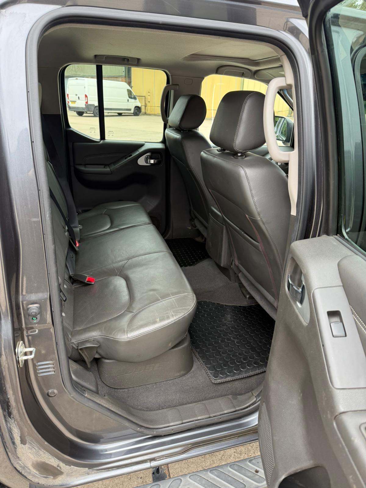 Nissan Navara 3.0 dCi V6 Outlaw Pickup Double Cab 4dr Diesel Auto 4WD Euro 5 (231 ps)