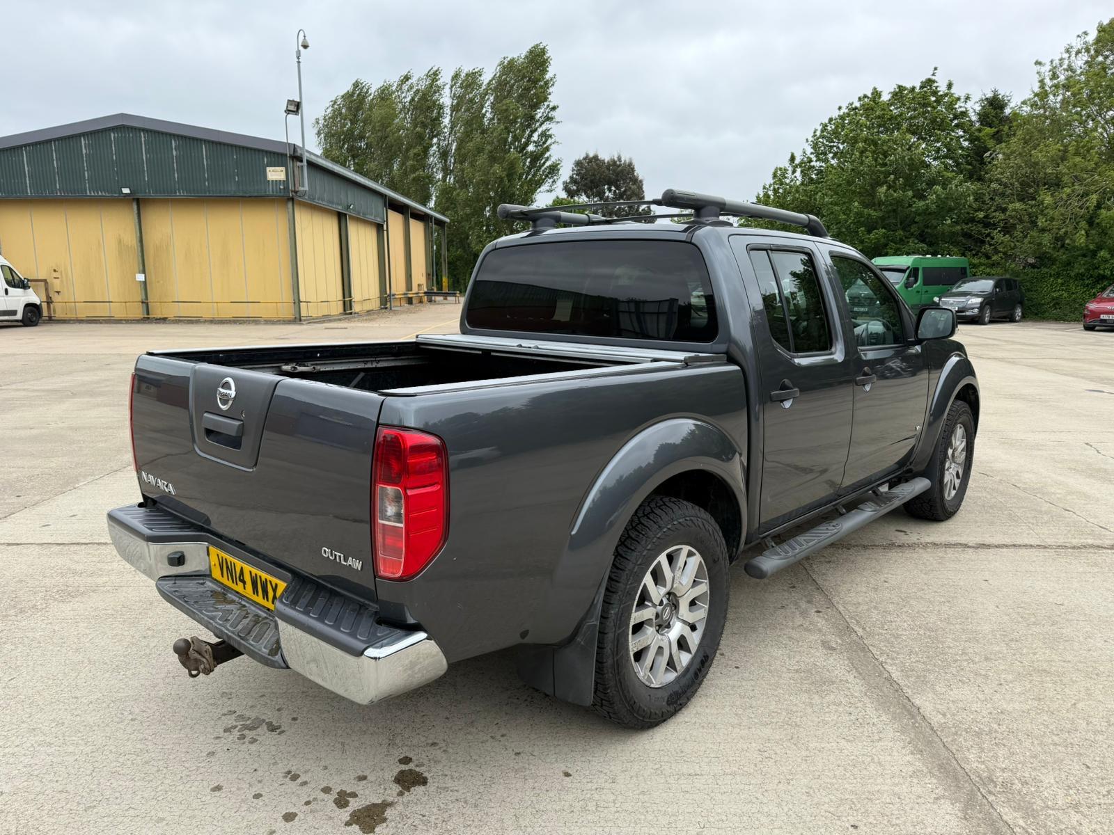 Nissan Navara 3.0 dCi V6 Outlaw Pickup Double Cab 4dr Diesel Auto 4WD Euro 5 (231 ps)