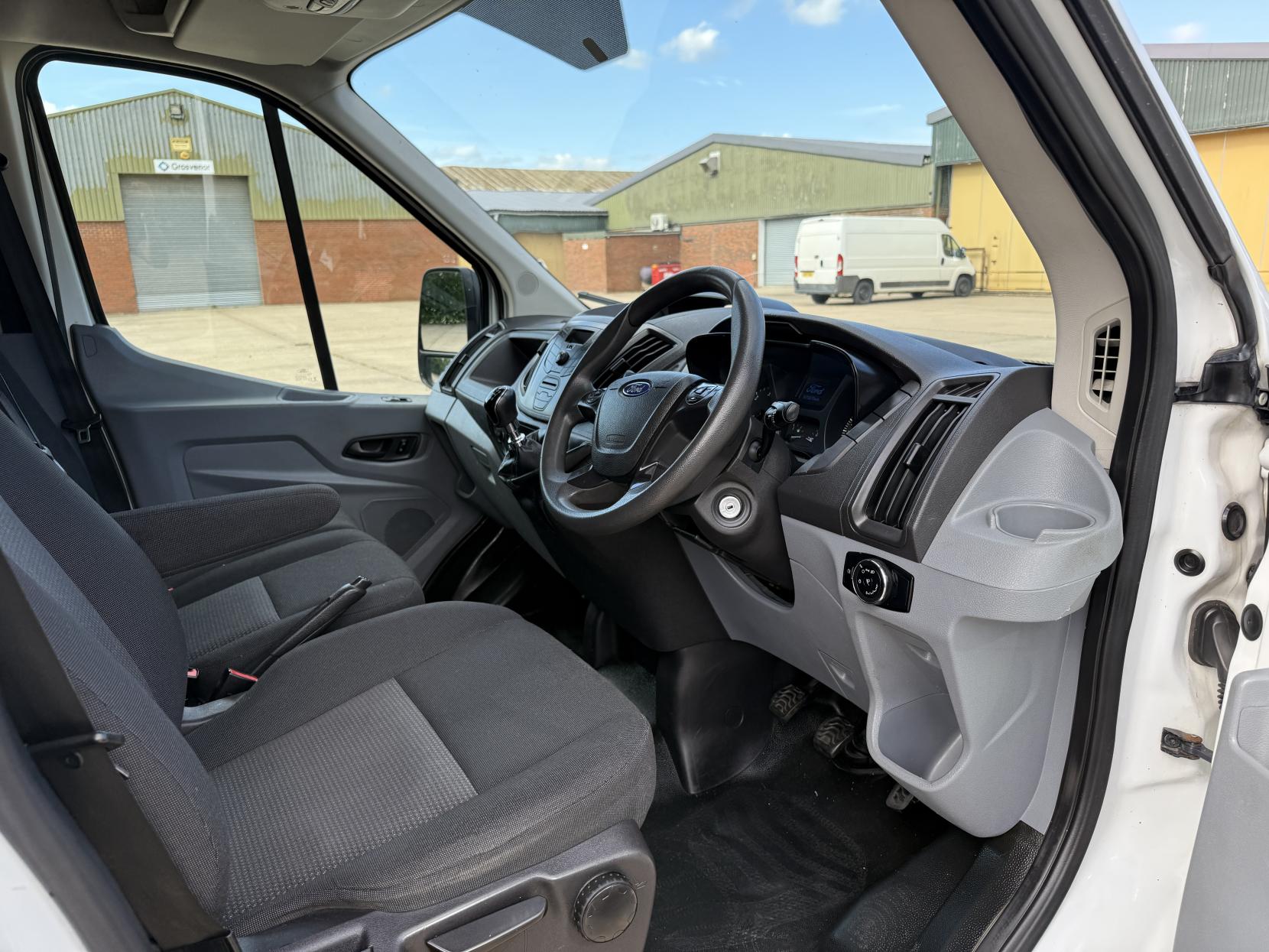 Ford Transit 2.2 TDCi 350 Chassis Cab Luton 2dr Diesel Manual RWD L4 H1 Euro 6 (DRW) (125 ps)
